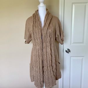 Short sleeve open sweater.